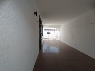 PASSAGEM ENTRE ÁREA FRONTAL E GARAGEM