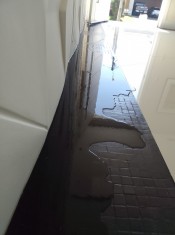 SALA ( PISO COM ACÚMULO D´ÁGUA - INFILTRAÇÕES )