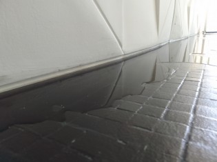SALA ( PISO COM ACUMULO D´ÁGUA )