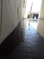 SALA ( PISO COM ACÚMULO D´ÁGUA )