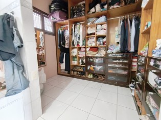 SUITE IV CLOSET
