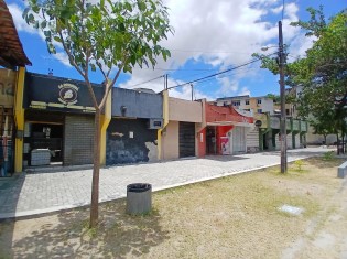 PÁTIO COM COMERCIOS VARIADOS