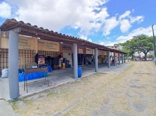 PÁTIO COM COMERCIO VARIADOS OUTRO ANGULO
