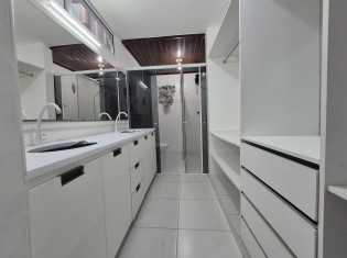 COLOSET COM BANHEIRO PRIMEIRA SU&Iacute;TE