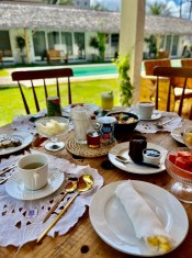 ÁREA PARA CAFÉ DA MANHÃ