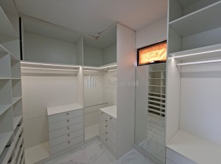 SUITE 01 ( CLOSET )