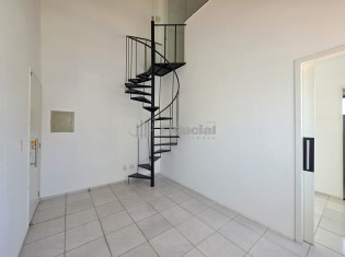 ESCADA ACESSO MEZANINO